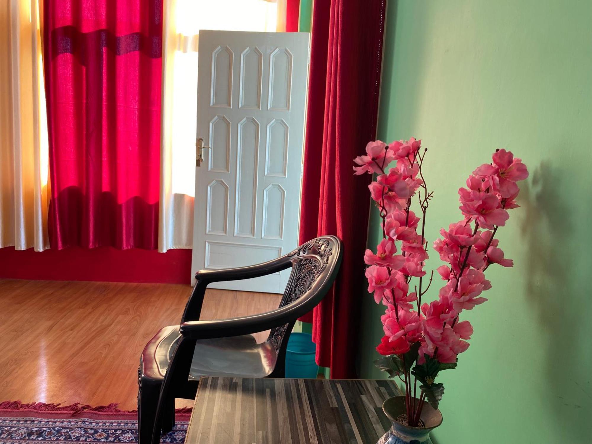 Jagatram Niwas Guesthouse Dharamkot ดารัมซาลา ภายนอก รูปภาพ