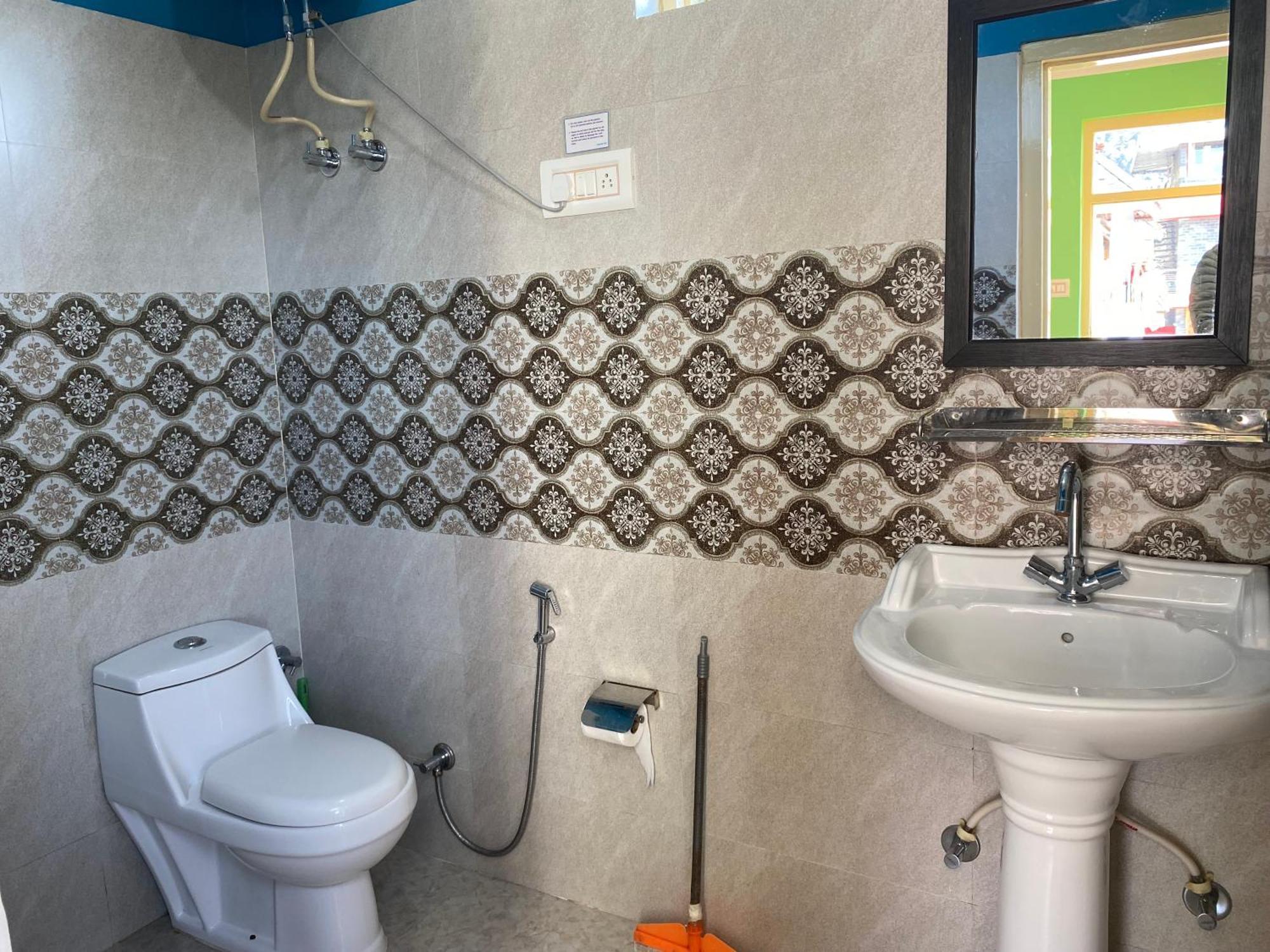 Jagatram Niwas Guesthouse Dharamkot ดารัมซาลา ภายนอก รูปภาพ