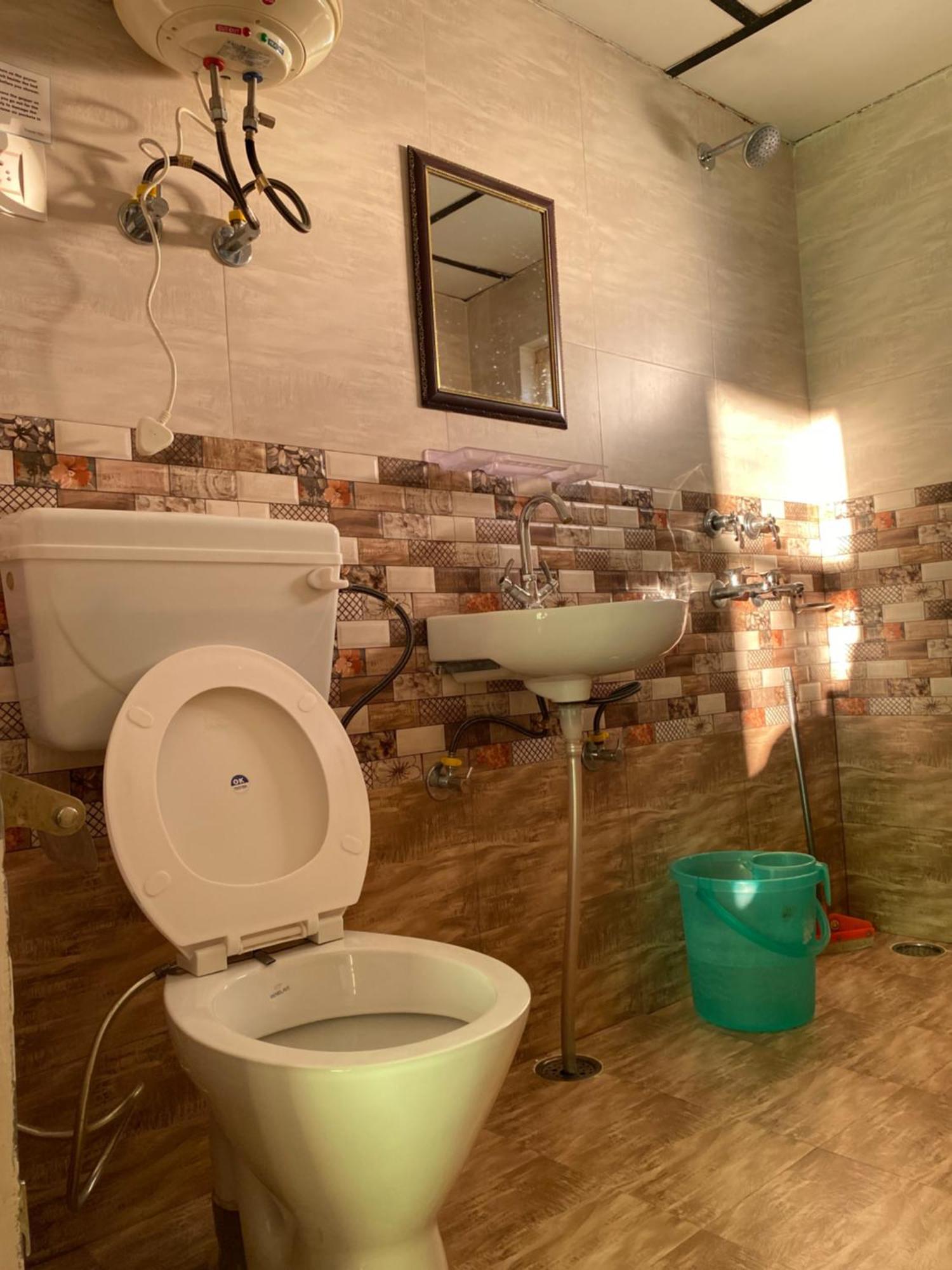 Jagatram Niwas Guesthouse Dharamkot ดารัมซาลา ภายนอก รูปภาพ