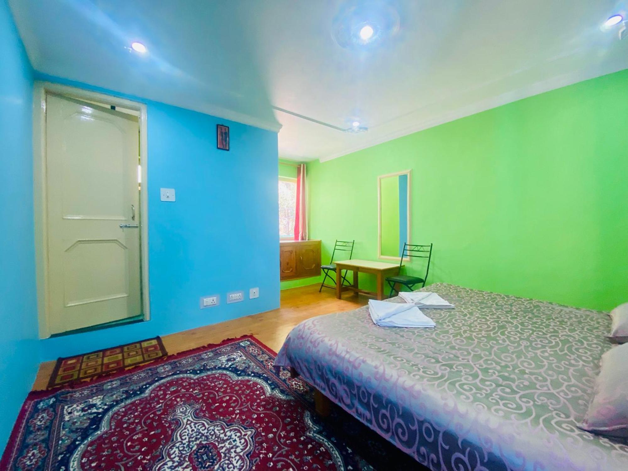 Jagatram Niwas Guesthouse Dharamkot ดารัมซาลา ภายนอก รูปภาพ